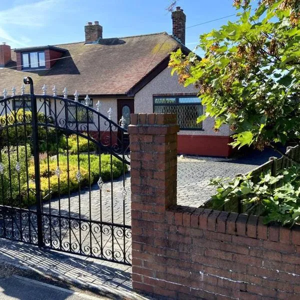 Quiet secluded two bedroom bungalow with parking, ξενοδοχείο σε Cleveleys