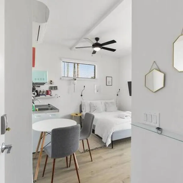 Funky Scottsdale Modern Micro Studio - Walk to OT, hotel in Scottsdale