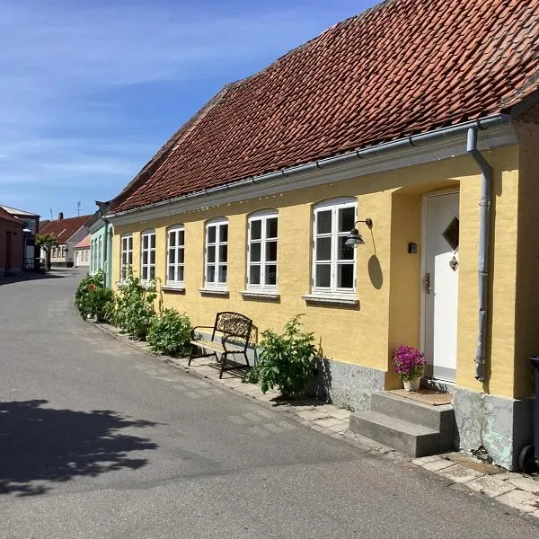 Lækkert byhus i hjertet af Marstal, отель в городе Marstal