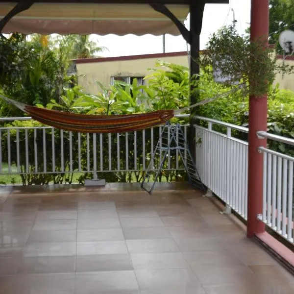 Villa les orchidées et Villa alpinia, hotel in Petit-Bourg