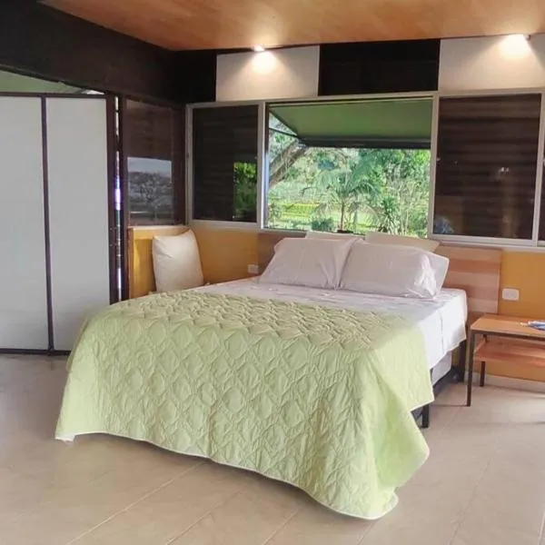 Comfortable glamping loft with pool and vineyards, hotel in Rivera