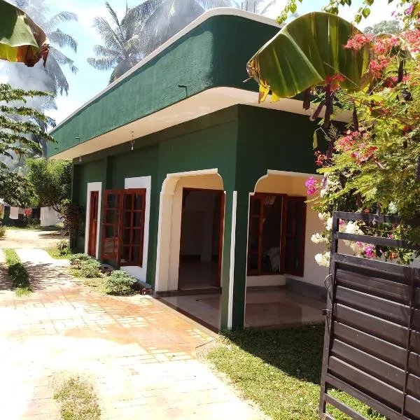 Inn On The Bay Home, hotel v destinaci Kalkudah
