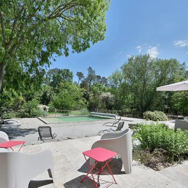 Mas Arguin - Charmante maison avec piscine, hotel in Barjac