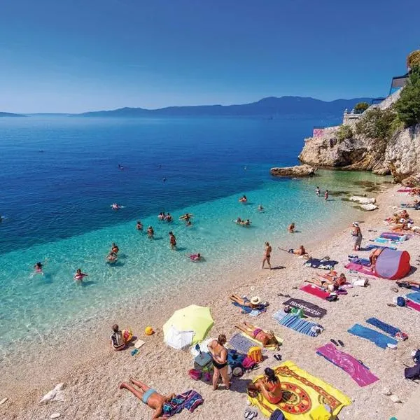Rooms Croatia with parking, kitchen and dining area for guests, hotel in Rijeka
