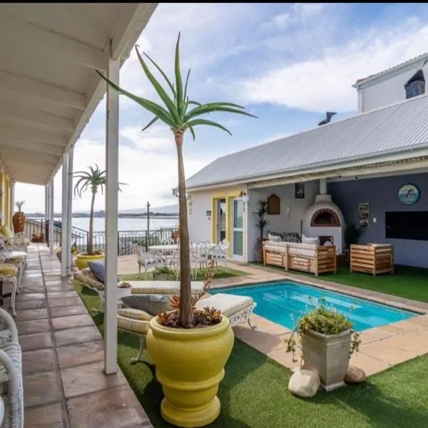 Gordon's Beach Lodge, hotel v destinaci Gordonʼs Bay