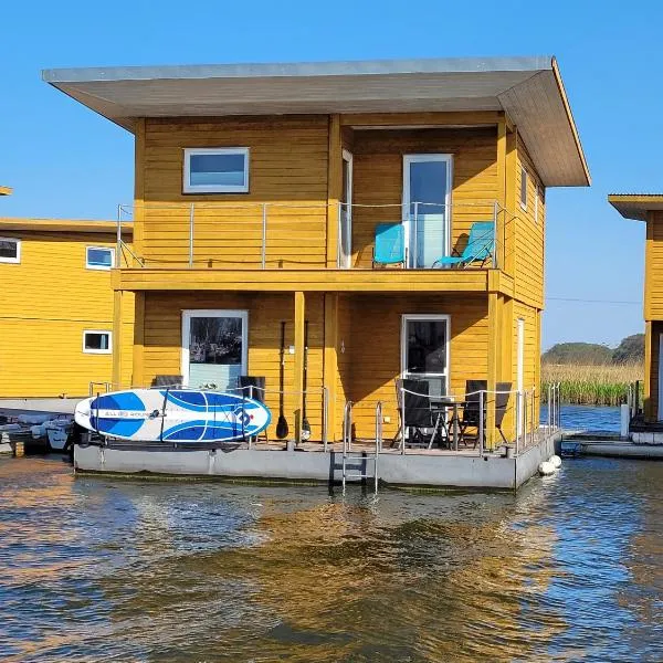 4 Sterne Dtv Floating House, hotel a Lubmin