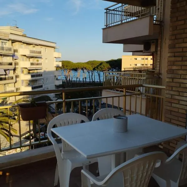 SEAFRONT APARTMENT PINEDA BEACH, hotel a la Pineda