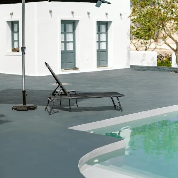 3-Room Family Villa with Massive Pool, Central Location, Seconds from Cliff!, hotel v destinaci Imerovigli