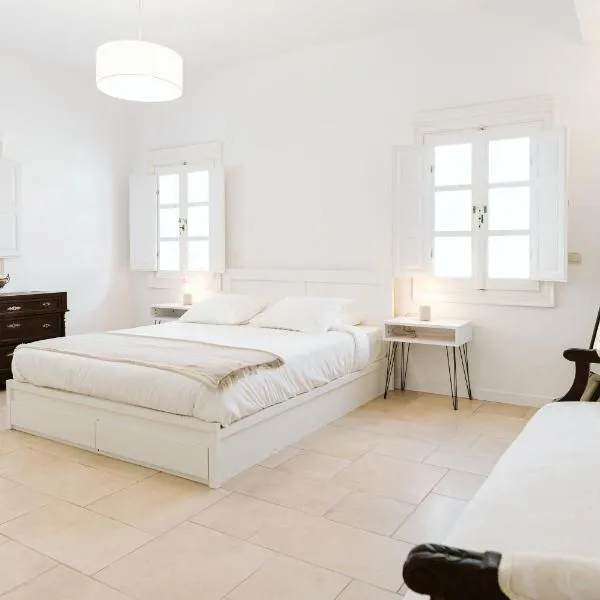 3-Room, 3-Bath Villa with Massive Pool, Central Location, Seconds from Cliff!, hotel in Imerovigli