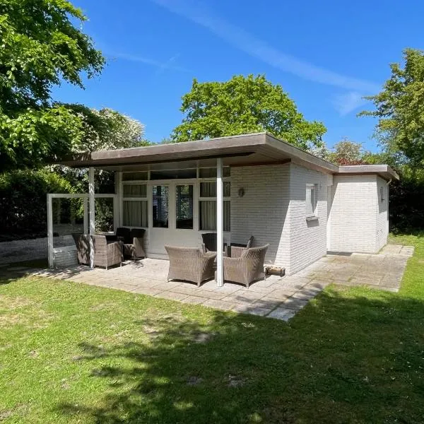 Gezellige bungalow op steenworp afstand van het strand, hotel in Ouddorp