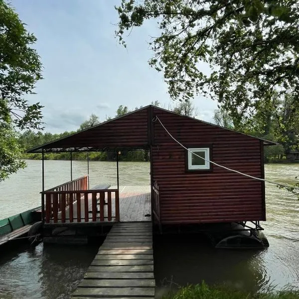 Small Cabin on river Jabukov cvet, hôtel à Grocka