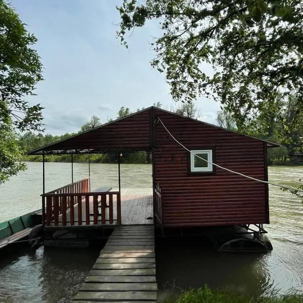 Small Cabin on river Jabukov cvet, hotell i Grocka