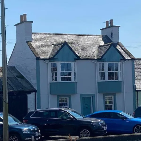 3 bedroom townhouse right on the harbour, hotel in Isle of Whithorn