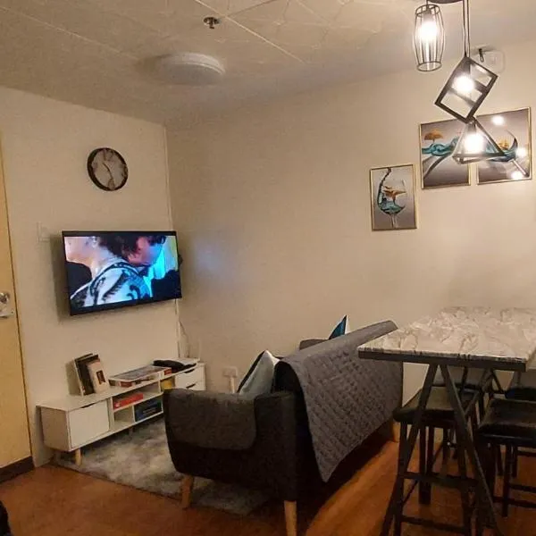 Davao Vacation Hub near Sasa ferry terminal with netflix,Wifi, pool access, hotel v destinaci Davao