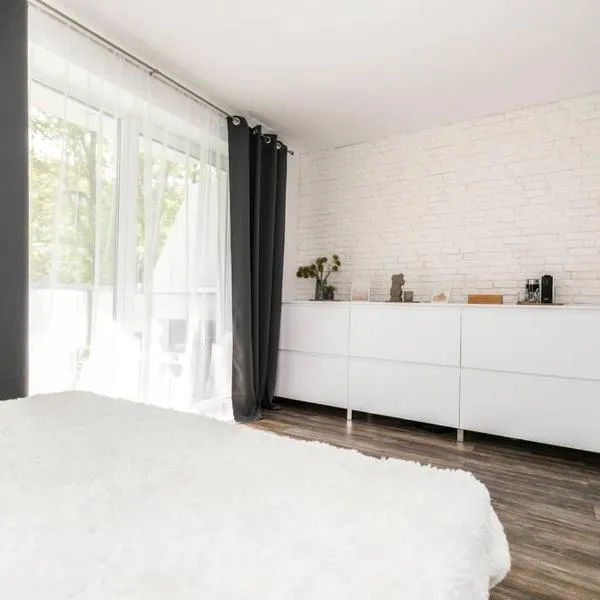 ALURE RESIDENCES 1 & 24h self check-in, free parking in front of the apartment building, new building, terrace, cafe with breakfast in the apartment building, next to the aqua park，位于班斯卡-比斯特里察的酒店