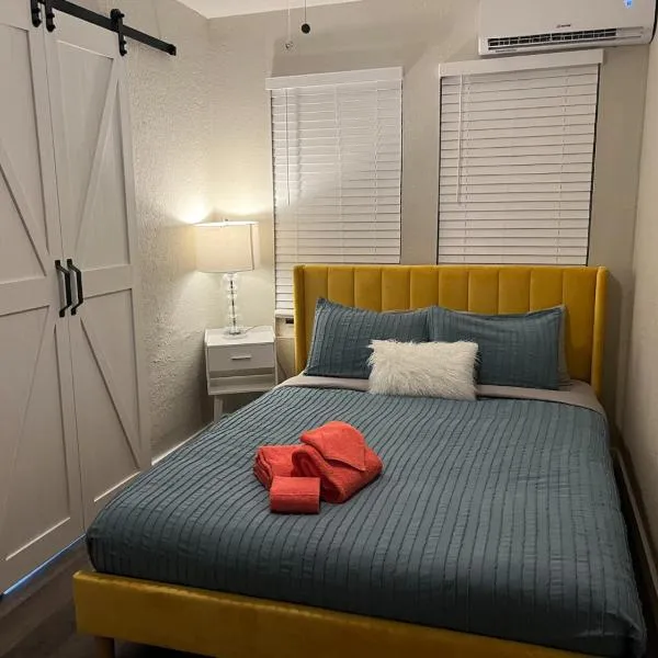 The Blue Wave Suite Unit C, hotel in St. Petersburg