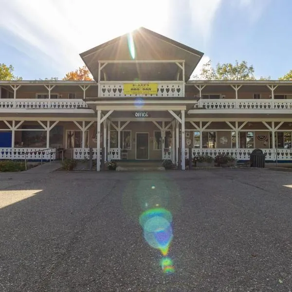 Cedar Oaks Lakeside Resort, hotel in Prudenville