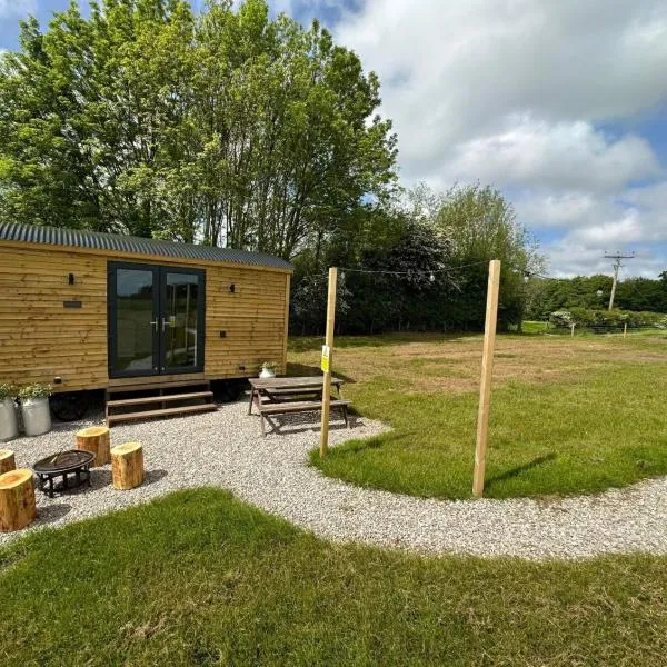 The Stag's Head - Shepherds Hut, hotel in Great Singleton