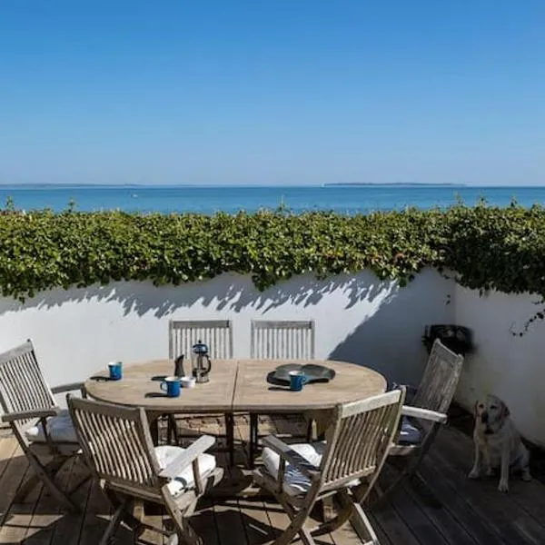 Historical beachhouse in Snekkersten, hotel u gradu Snekkersten