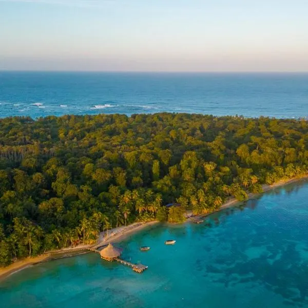 Casa Cayuco Eco-Adventure Lodge, hótel í Bocas Town