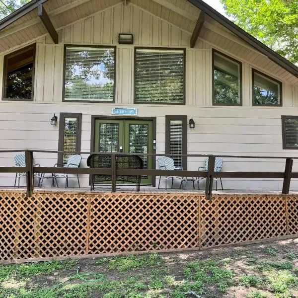 Hideaway - 3 BR Home with PRIVATE POOL on wooded lot, hotel in Montgomery