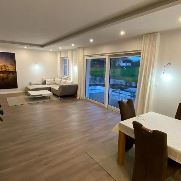 Ferienwohnung mit Garten, hotel em Strasswalchen