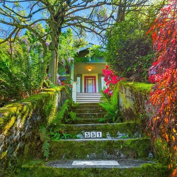 Enchanted Path to a Gardenscape - 92 Walkscore!, hotel in Seattle