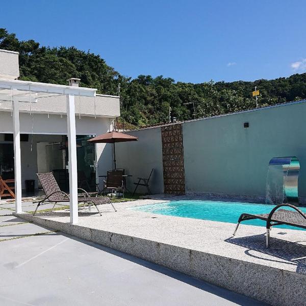 Casa aconchegante com piscina, churrasqueira e internet em Massaguaçu, Caraguatatuba, SP