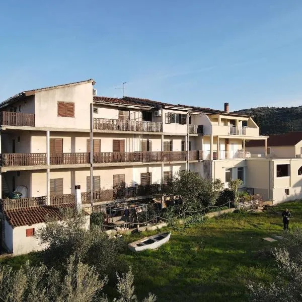 Apartments with a parking space Mrljane, Pasman - 20850, hotel en Mrljane