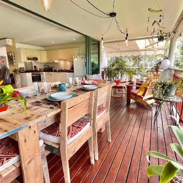 Vaiava Beach Carlton- Tahiti - beachfront luxury residence & pool - 4 pers, hotel v destinaci Punaauia