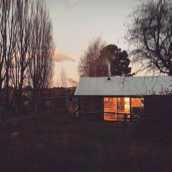 Jindabyne - Kia Ora Cabin Farmstay, hótel í Moonbah