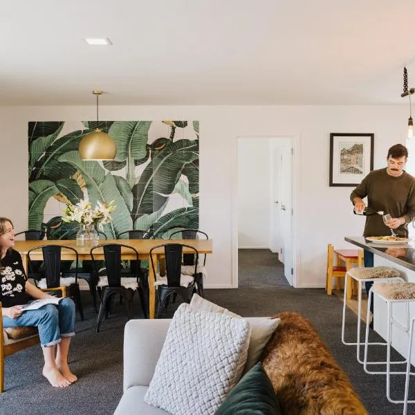 4 - Charming Space, Just a Stone Throw from Central Wanaka, hotel v destinaci Wanaka
