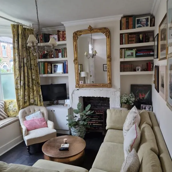Colourful 2 bed 2 bath Tooting house, ξενοδοχείο στο Λονδίνο