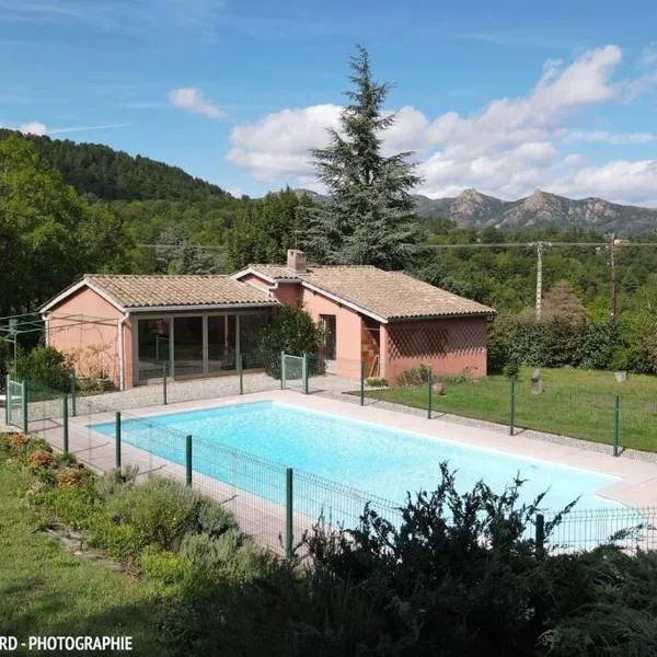 Maison indépendante avec piscine, hotel v destinaci Jaujac