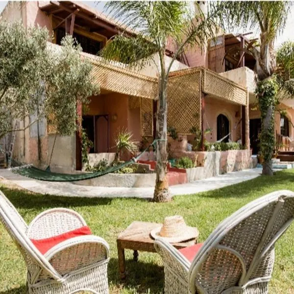 Hajrienne guest house, hotel in Gzennaïa