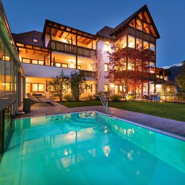 Landhaus Fux, hotel v destinaci Silandro