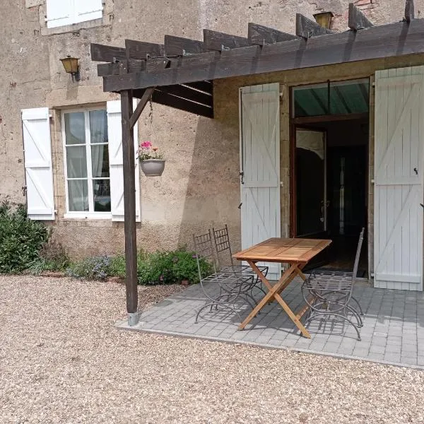 Gîte Donjon, hotel in Cercy-la-Tour