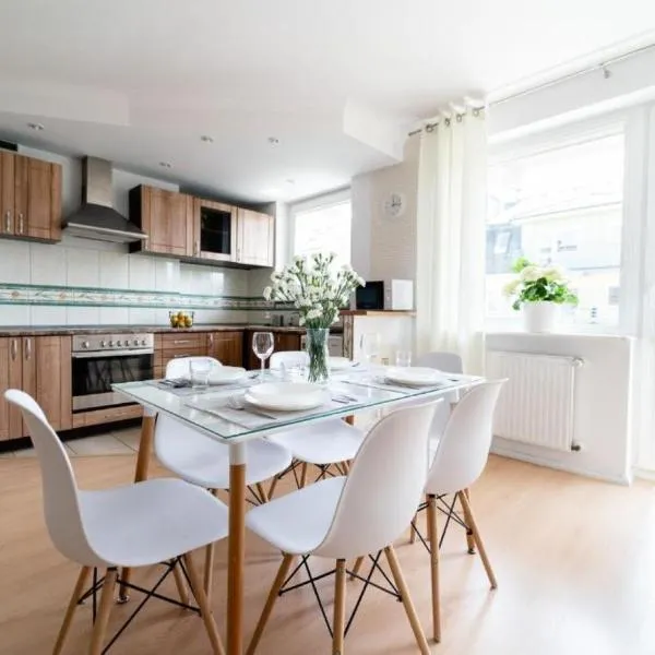 Apartamenty Bałtyckie - Na Wydmie - winda, bezpłatny parking, 100m od port, hotel v destinaci Ustka