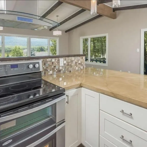 Hot Tub Stunning Mountain Views 2 kitchens 4 bedroom 2 bathroom, hotel v destinaci Anchorage