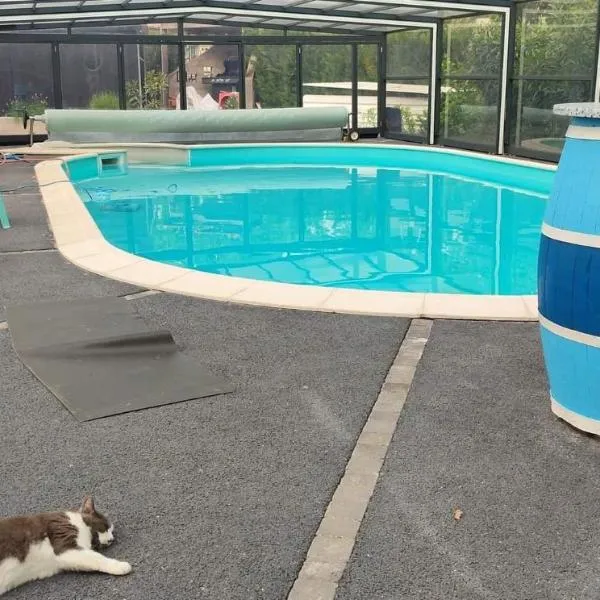 Maison piscine chauffée, hotel in Puybegon