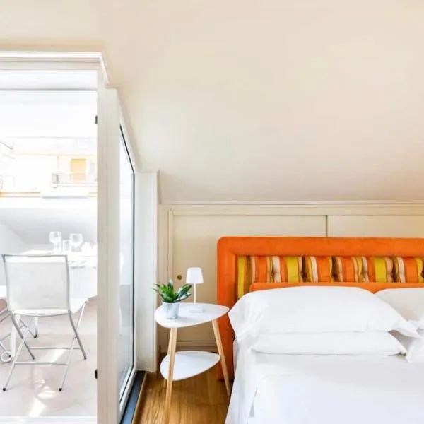 La Mansarda al mare Centro storico di Loano con GARAGE，洛阿諾的飯店