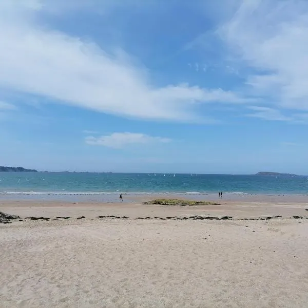 Maison familiale proche de la mer, hotel in Lancieux