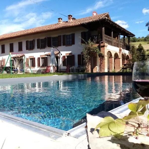 Casa delle foglie sussurranti, hotel v destinaci Asti