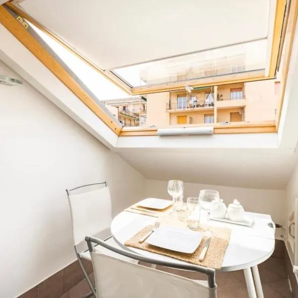 La Mansarda al mare Centro storico di Loano con GARAGE，洛阿諾的飯店