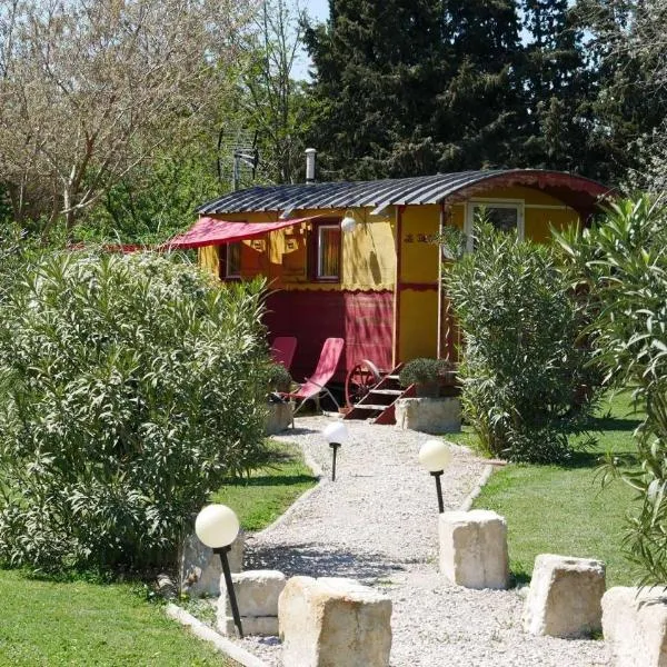 MAS MAURANE-Roulotte avec SPA privé aux portes d'ARLES, hotel en Tarascon