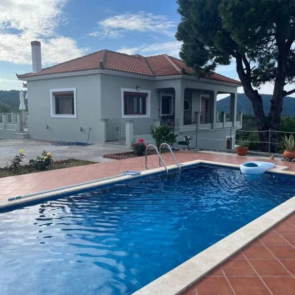 Villa Ouranos in Pefkias, hotel in Skopelos Town