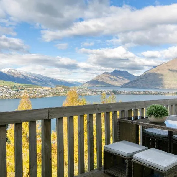 Lake & mountain view home in CBD, hotel v destinaci Queenstown