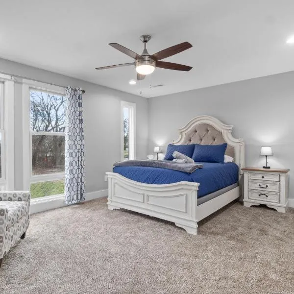 Rebecca's Downtown Luxury Living (527 N 1st St, #C), hotel a Clarksville