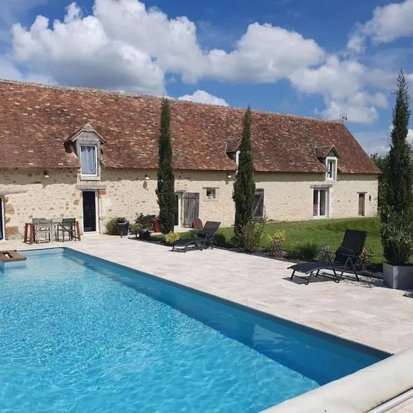 Gîtes avec piscine chauffée, hotel in Rosnay