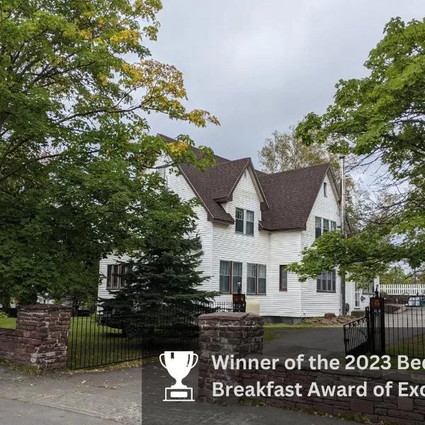 Hill Road Manor Bed & Breakfast، فندق في جراند فولز ويندسور